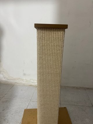 Rascador para gatos de sisal y madera