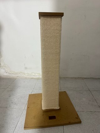 Rascador para gatos de sisal y madera