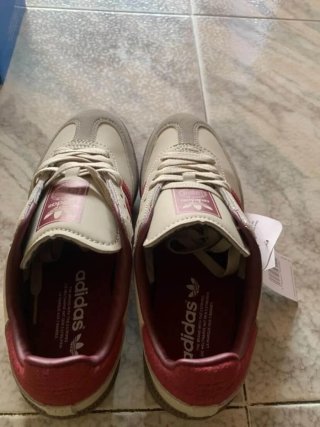 Zapatillas Adidas Beige y Rojo