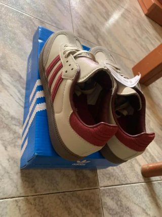 Zapatillas Adidas Beige y Rojo