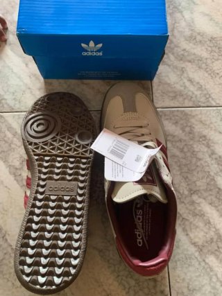 Zapatillas Adidas Beige y Rojo