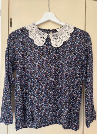 Blusa Urban Outfitters floral con cuello encaje