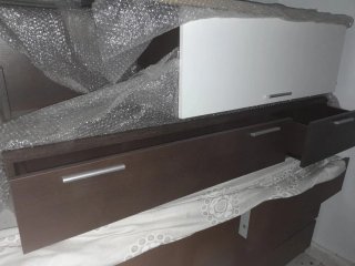 Mueble de salón blanco y madera