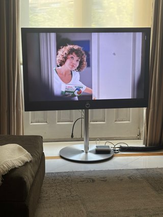 TV Loewe con soporte