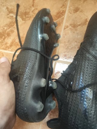 Botas de fútbol negras
