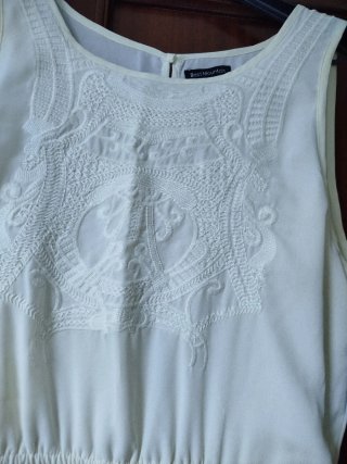 Vestido beige con bordado