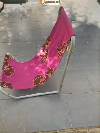 Hamaca de playa rosa con flores marrones