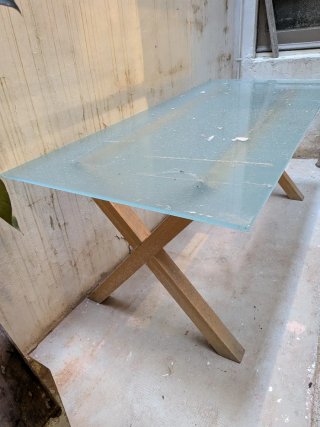 Mesa de cristal y madera