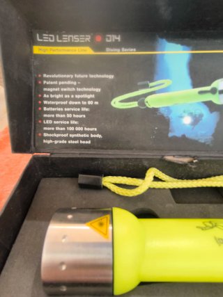 Linterna LED Lenser D14 submarina sin usar