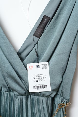 Vestido largo Zara verde azulado con etiqueta