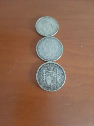 Monedas antiguas con agujero central