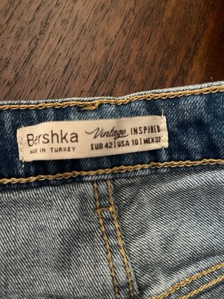 Pantalón vaquero desgastado y roto