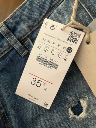 Pantalón vaquero desgastado y roto
