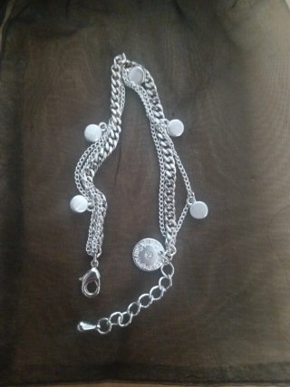 Pulsera de plata con colgantes