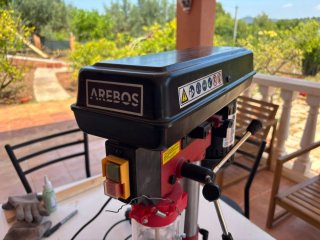 Taladro de mesa Arebos con láser
