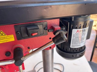 Taladro de mesa Arebos con láser