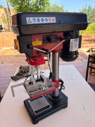 Taladro de mesa Arebos con láser