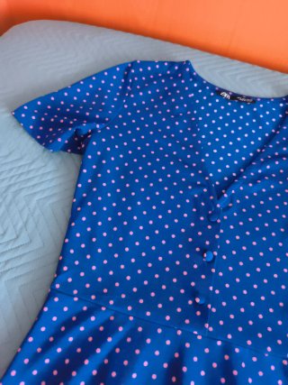 Vestido azul lunares rosa Zara