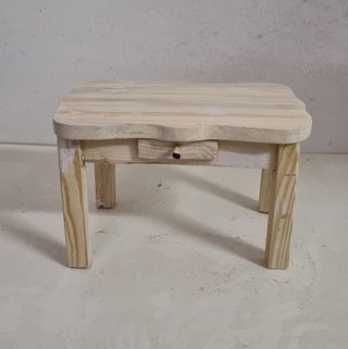 Tavolino artigianale in legno di pino