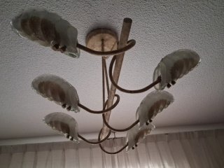 Lámpara de salón dorada y transparente