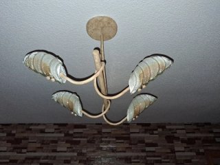 Lámpara de salón dorada y transparente