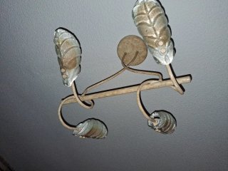 Lámpara de salón dorada y transparente