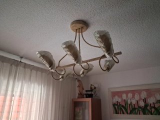 Lámpara de salón dorada y transparente