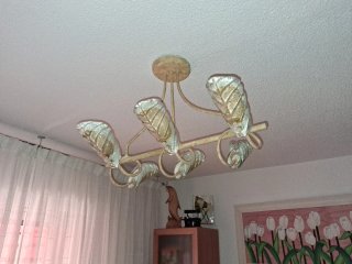 Lámpara de salón dorada y transparente