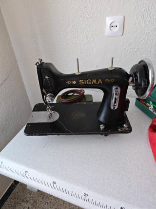 Máquina de coser antigua SIGMA