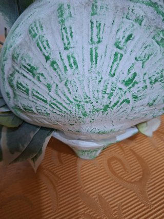 Composizione floreale decorativa in conchiglia