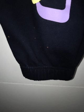 Chándal negro con estampado morado