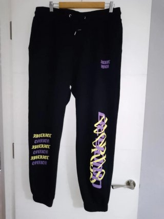 Chándal negro con estampado morado