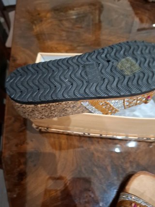 Sandalias adornadas con cuentas y pedrería