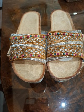Sandalias adornadas con cuentas y pedrería