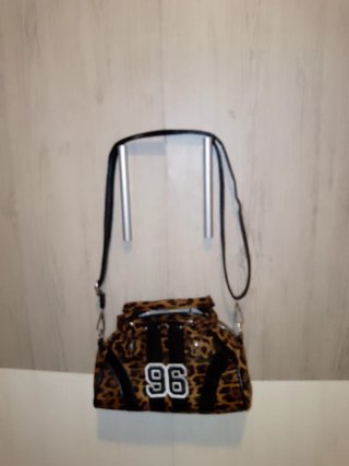 Bolso estampado leopardo con número 96