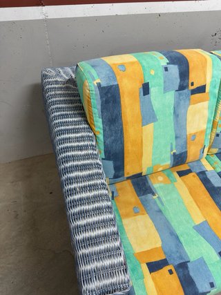 Sofá de mimbre multicolor