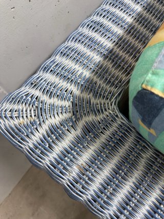 Sofá de mimbre multicolor