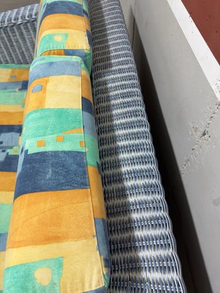 Sofá de mimbre multicolor
