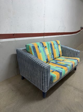 Sofá de mimbre multicolor