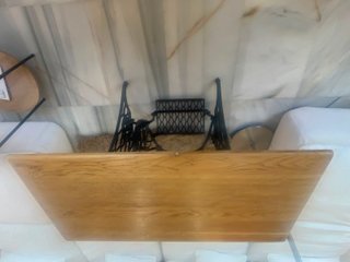 Mesa de comedor de madera y metal