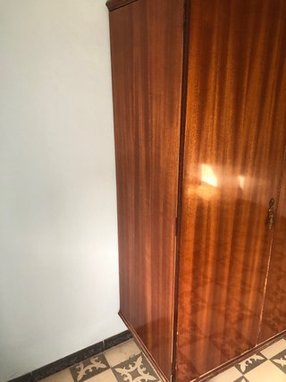 Armario de madera clásico