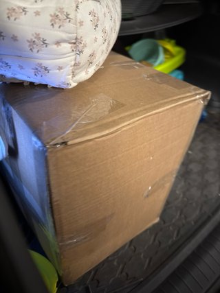 Caja de ropa beige y marrón