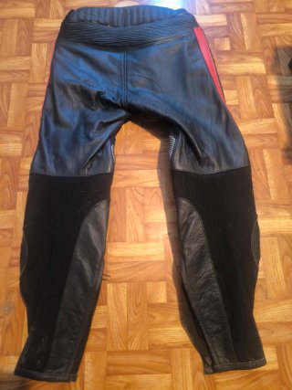 Pantalón moto Richa cuero negro/rojo Talla 48. L