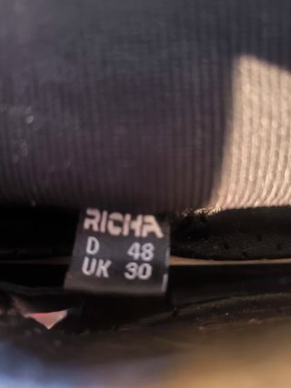 Pantalón moto Richa cuero negro/rojo Talla 48. L