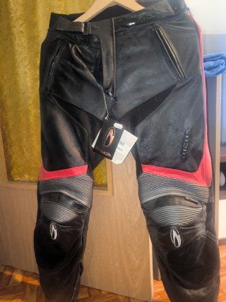 Pantalón moto Richa cuero negro/rojo Talla 48. L