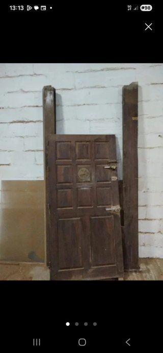 Puerta antigua de madera con herrajes