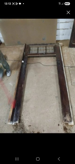 Puerta antigua de madera con herrajes
