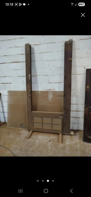Puerta antigua de madera con herrajes