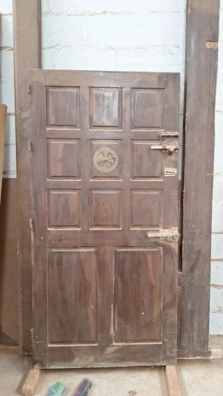 Puerta antigua de madera con herrajes