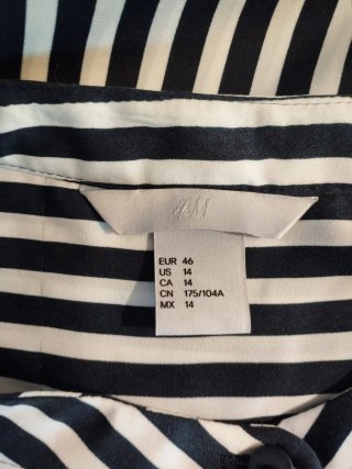 Camii maniche lunghe H&M a righe bianche e nere.